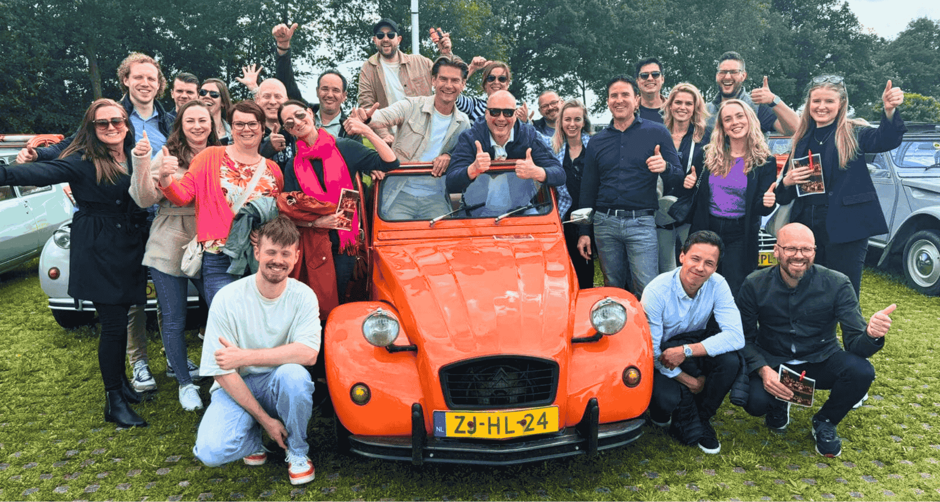 Het team van Freelance.be met een klassieke auto in de kleuren van Freelance.be.